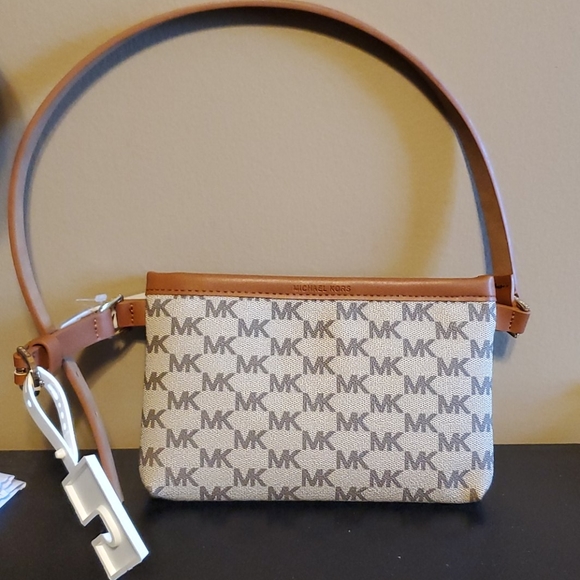 Michael Kors Handbags - NWT Michael Kors Purse